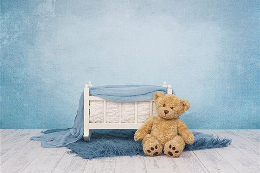 Background hình ảnh chú gấu bên giường em bé