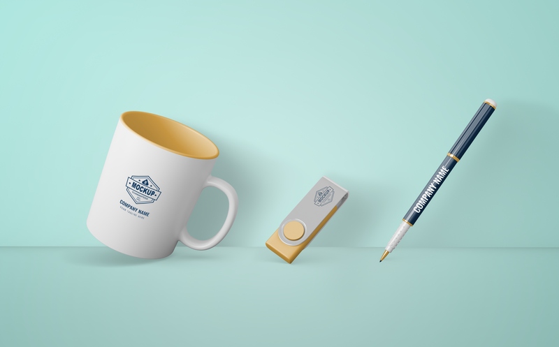 Mockup thẻ nhớ lưu dữ liệu USB , cốc, bút PSD