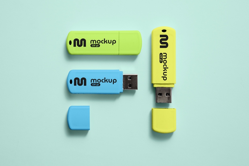 Mockup 3 thẻ nhớ dữ liệu USB màu xanh dương, vàng, xanh lá nền xanh PSD