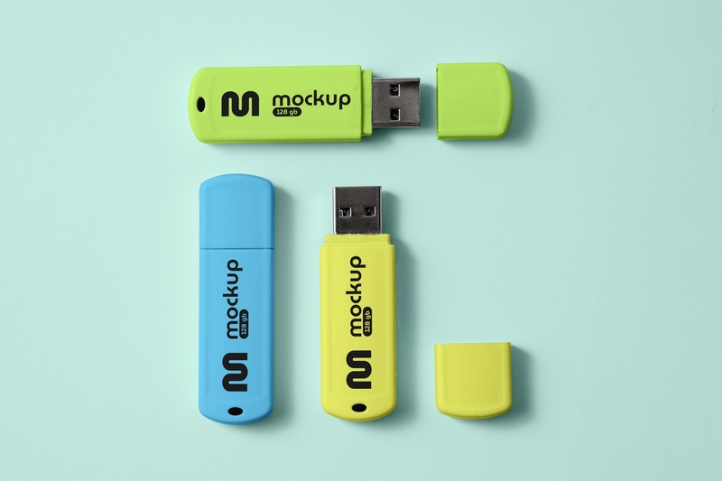 Mockup 3 thẻ nhớ dữ liệu USB màu xanh dương, vàng, xanh lá nền xanh PSD