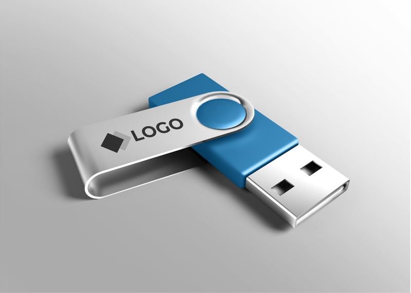 Mockup thẻ nhớ lưu dữ liệu USB màu xanh kim loại bạc PSD