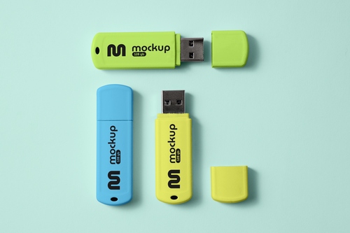 Mockup 3 thẻ nhớ dữ liệu USB màu xanh dương, vàng, xanh lá nền xanh PSD