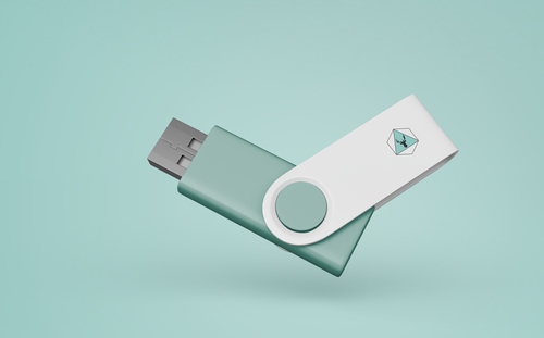 Mockup thẻ nhớ lưu dữ liệu USB màu trắng, xanh lơ nằm ngang PSD