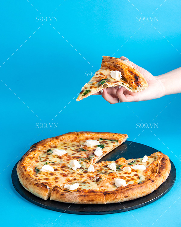 Hình ảnh bàn tay cầm miếng bánh pizza file JPG mẫu P109