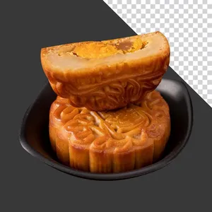 Bánh trung thu nhân trứng muối trên đĩa đen – File PNG không nền