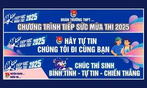 Băng rôn chương trình tiếp xúc mùa thi 2025 của đoàn thanh niên tình nguyện
