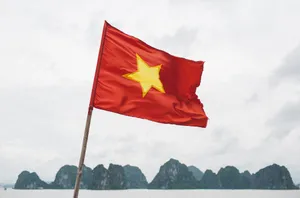 Ảnh cờ Việt Nam tung bay giữ trời xanh File JPG 062