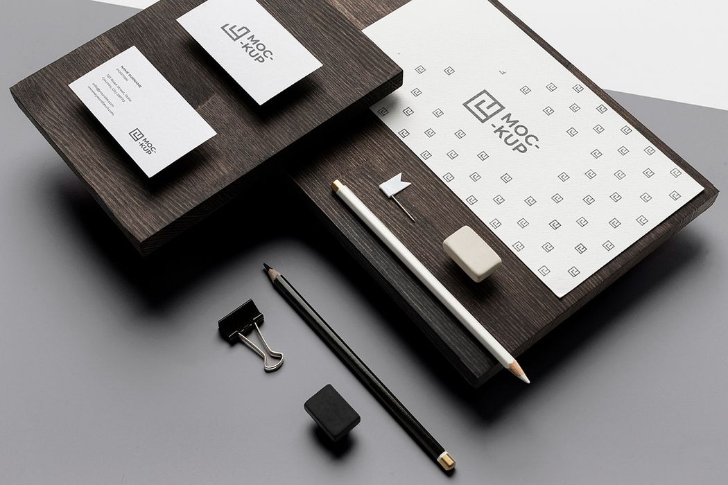 Mẫu mockup văn phòng phẩm mẫu trên gỗ file PSD