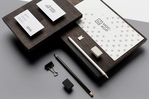 Mẫu mockup văn phòng phẩm mẫu trên gỗ file PSD